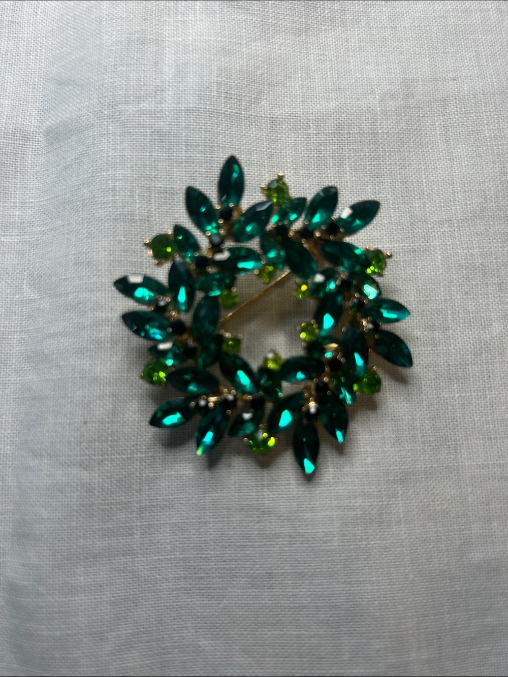 Sparkling Green Wreath Brooch